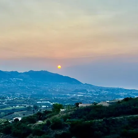 Bright In The Hills Of Elviria Apartment